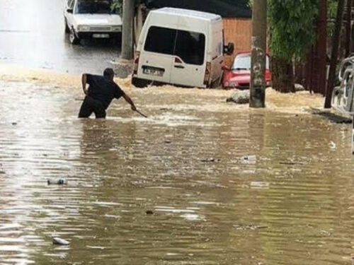 Türkiyədə yağan aramsız yağışlar bəzi bölgələrində çətinliklər yaradıb