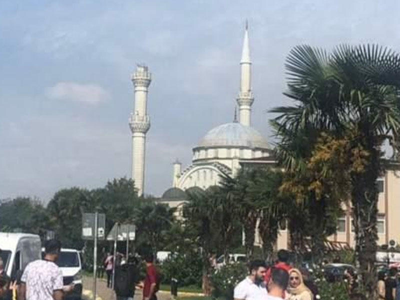 İstanbulda zəlzələ məscidin minarəsini dağıtdı – VİDEO