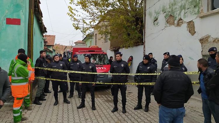Türkiyədə ev uçub, 3 nəfər ölüb