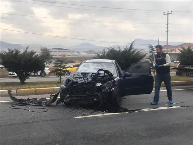 Türkiyədə avtomobil dayanacağa çırpılıb, 3 nəfər ölüb