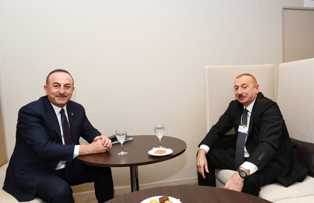 Prezident İlham Əliyev Davosda Türkiyənin Xarici İşlər naziri ilə görüşüb