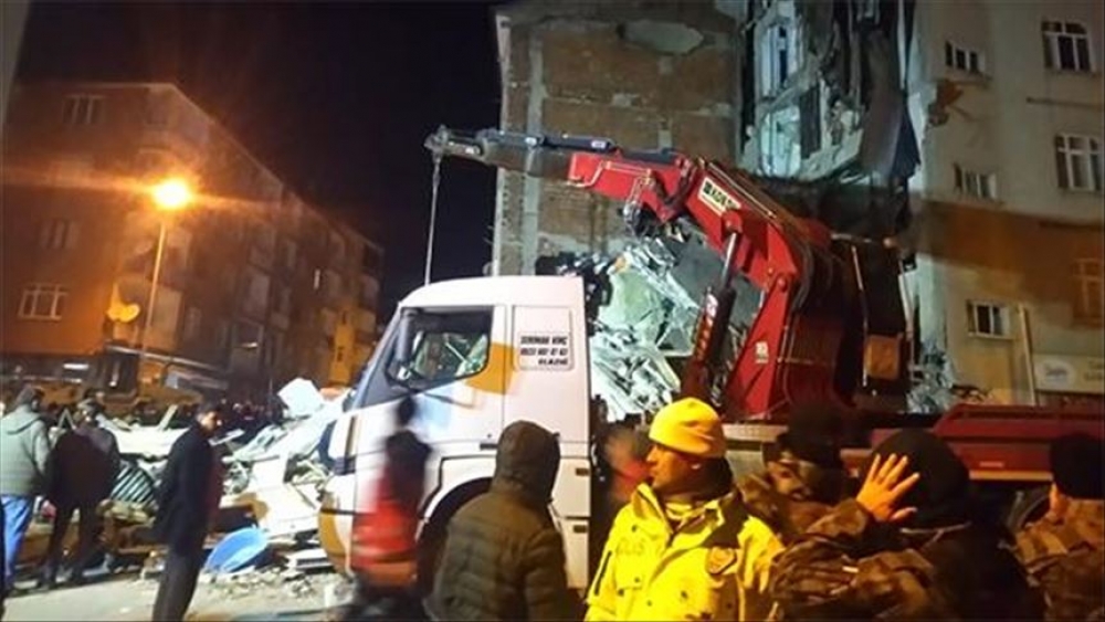Türkiyədə zəlzələ bölgəsində dağıntılar altından 6 nəfər çıxarılıb