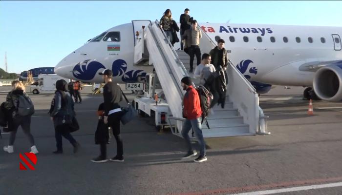 Türkiyədəki zəlzələ zonasından təxliyə edilən Azərbaycan vətəndaşları Bakıya gətirilib