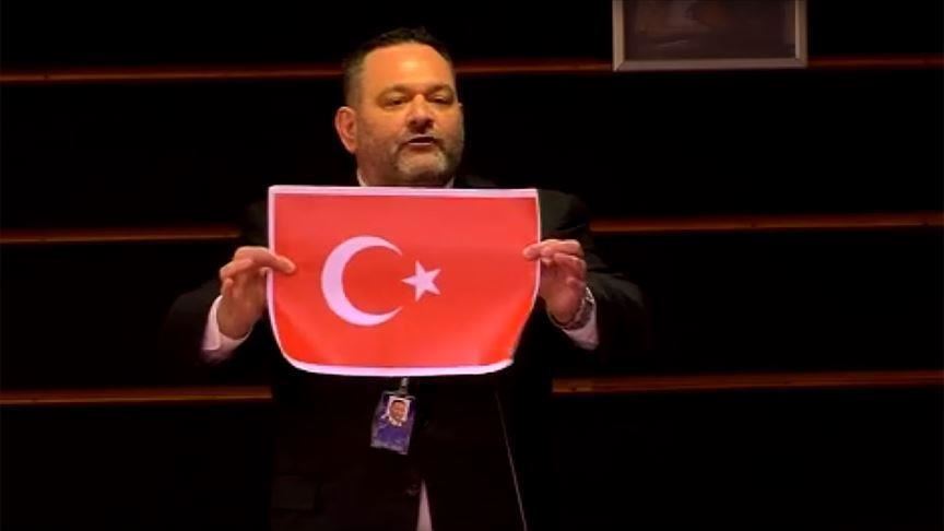 AP Türkiyə bayrağını cıran yunan millət vəkilini cəzalandırıb