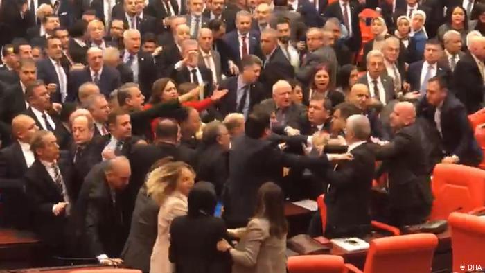 Türkiyə parlamentində əlbəyaxa dava – VİDEO – (TBMM) iclası