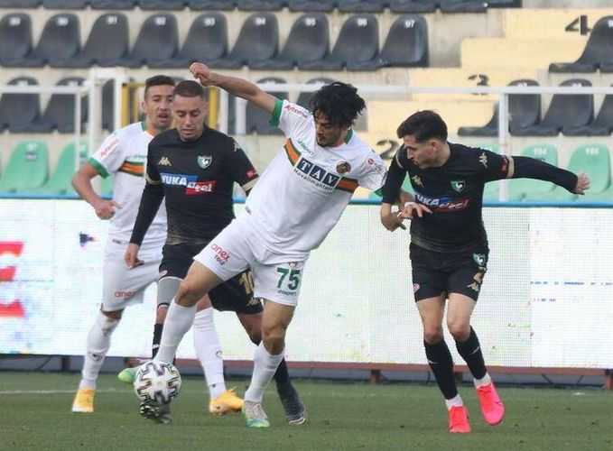 “Alanyaspor” uduzub, “Beşiktaş” liderə yaxınlaşıb