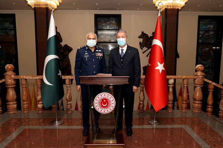 Hulusi Akar Pakistan HHQ-nin komandanı ilə görüşüb