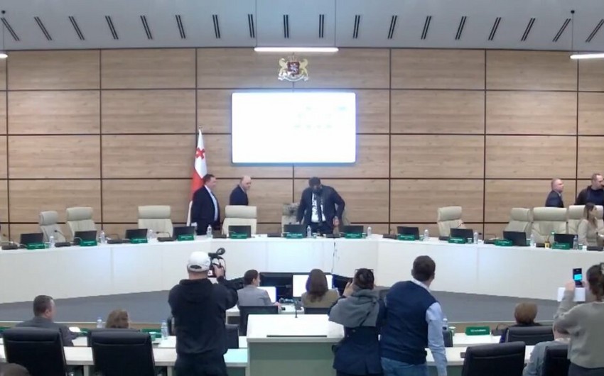 Gürcüstanda Mərkəzi Seçki Komissiyasının rəhbərinin üzərinə qara boya töküb.