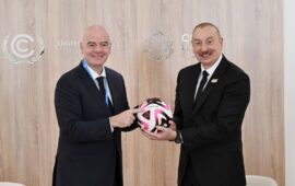 FIFA prezidenti Azərbaycan liderinə üzərində “İlham Aliyev” yazılmış xüsusi top təqdim edib