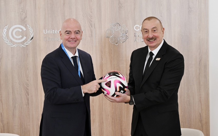 FIFA prezidenti Azərbaycan liderinə üzərində “İlham Aliyev” yazılmış xüsusi top təqdim edib