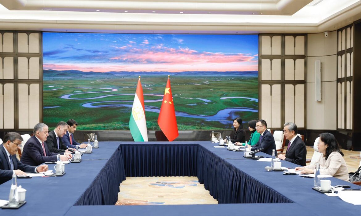 Tacikistan və Çin ikitərəfli əlaqələrin inkişafını müzakirə ediblər