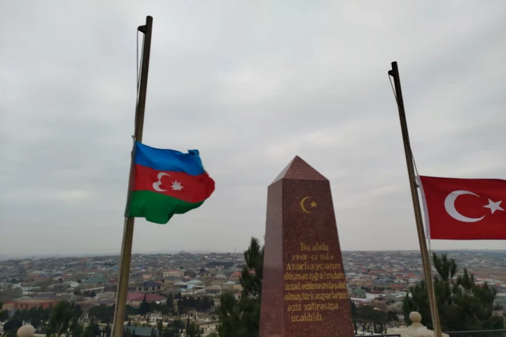 Türkiyənin Azərbaycandakı səfirliyində bayraqlar yarıya endirilib