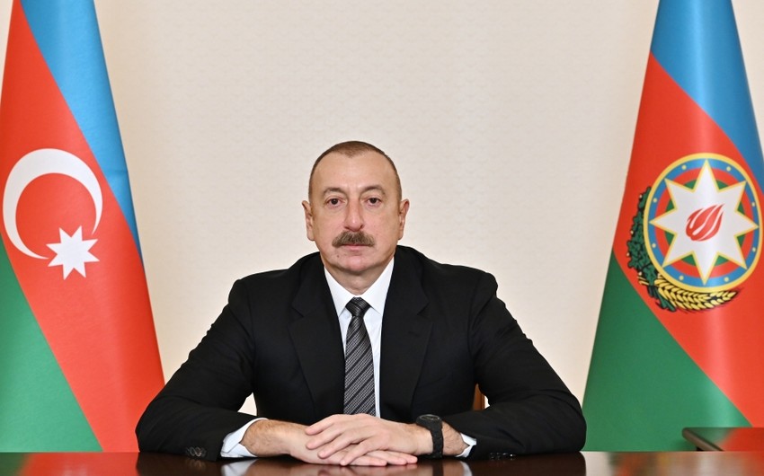 Azərbaycan Prezidenti Pekində Xalq Qəhrəmanları Abidəsini ziyarət edib