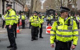 Londonda üç iranlı qanunu pozmaqda ittiham olunublar